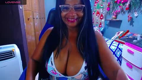 Snapshot of wethotass chatting on December 15, 10:07 am gina online show from December 15, 10:07 am
