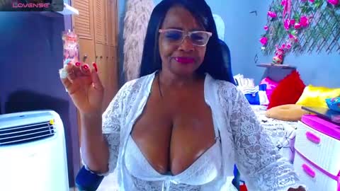 Snapshot of wethotass chatting on January 12, 7:43 am gina online show from January 12, 7:43 am