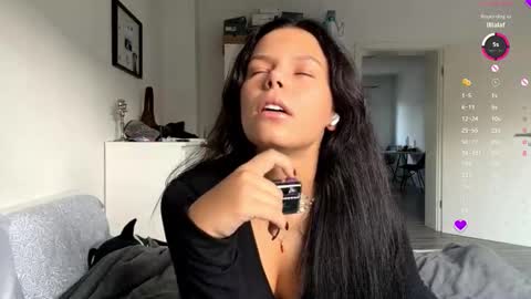 Mia online show from November 2, 3:04 pm