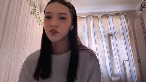 Mia online show from April 6, 11:44 am