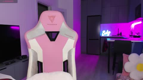 Emi online show from December 18, 4:12 pm