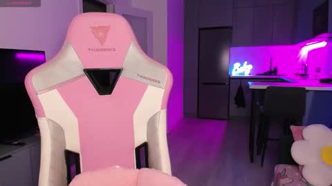 Emi online show from October 22, 4:12 pm