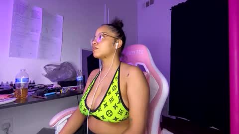 xStarGazingx online show from April 10, 7:36 am