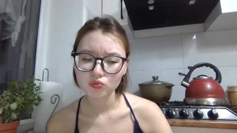 Snapshot of yanverfaille chatting on October 13, 4:31 pm Lily online show from October 13, 4:31 pm