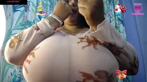 Snapshot of yasmin_bigtits chatting on January 4, 11:11 am Yasmin online show from January 4, 11:11 am