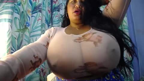 Snapshot of yasmin_bigtits chatting on December 26, 2:16 pm Yasmin online show from December 26, 2:16 pm