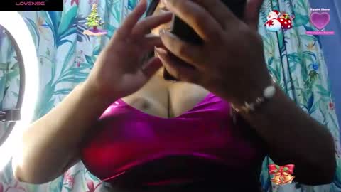 Snapshot of yasmin_bigtits chatting on January 2, 3:37 am Yasmin online show from January 2, 3:37 am