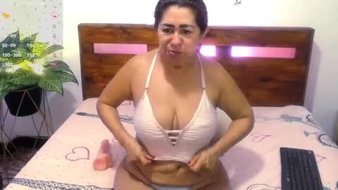 Yeseniaa25  online show from April 1, 1:41 pm