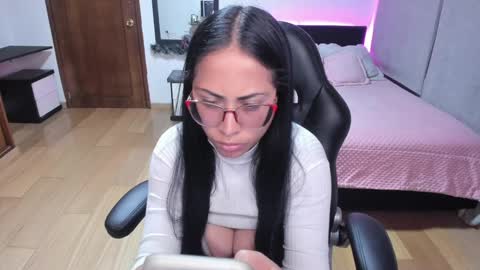 yesie_hot2 online show from January 14, 12:43 am