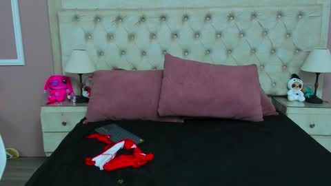 yiyisandoval online show from December 3, 10:23 pm