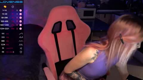 Snapshot of yngmilf_ chatting on January 13, 10:47 am online show from January 13, 10:47 am