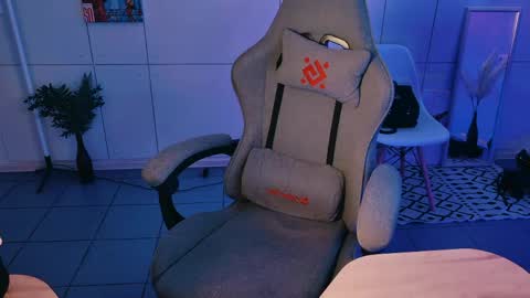 yoka_paradoxxx online show from April 12, 10:18 am