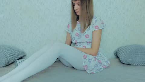 Snapshot of your_caramelka chatting on January 18, 7:17 am Lily online show from January 18, 7:17 am