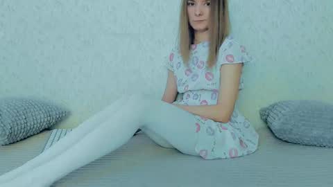 Snapshot of your_caramelka chatting on February 24, 5:19 am Lily online show from February 24, 5:19 am