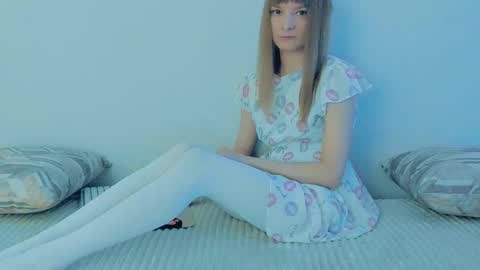 Snapshot of your_caramelka chatting on September 20, 4:00 am Lily online show from September 20, 4:00 am