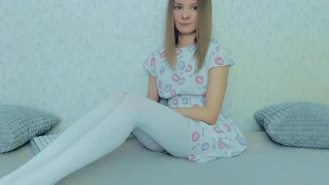 Snapshot of your_caramelka chatting on January 6, 4:47 am Lily online show from January 6, 4:47 am