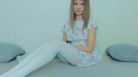 Snapshot of your_caramelka chatting on January 8, 4:44 am Lily online show from January 8, 4:44 am