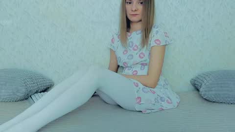 Snapshot of your_caramelka chatting on January 23, 7:00 am Lily online show from January 23, 7:00 am