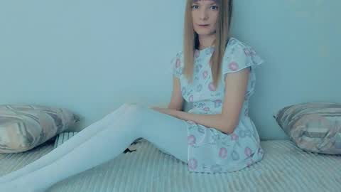 Snapshot of your_caramelka chatting on September 15, 11:18 am Lily online show from September 15, 11:18 am