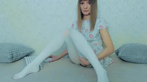 Snapshot of your_caramelka chatting on February 23, 10:32 am Lily online show from February 23, 10:32 am
