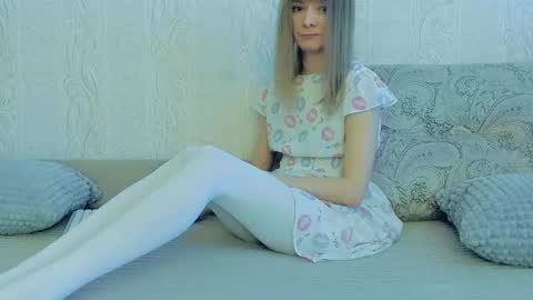 Snapshot of your_caramelka chatting on March 9, 3:43 am Lily online show from March 9, 3:43 am