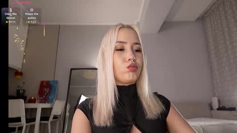 Luminous Luna online show from February 7, 1:15 pm