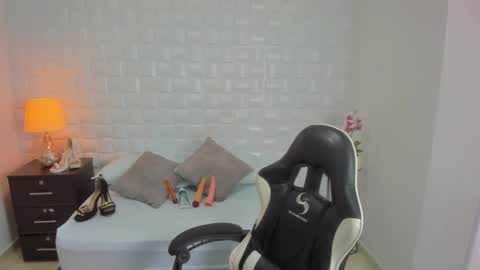 Y U L I T Z A online show from November 10, 12:33 pm