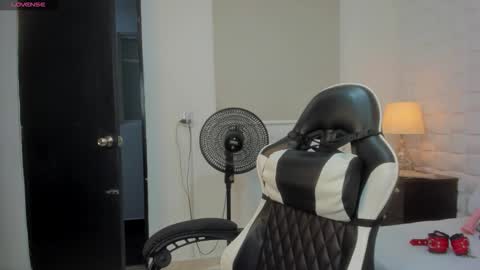 Y U L I T Z A online show from December 15, 12:21 pm