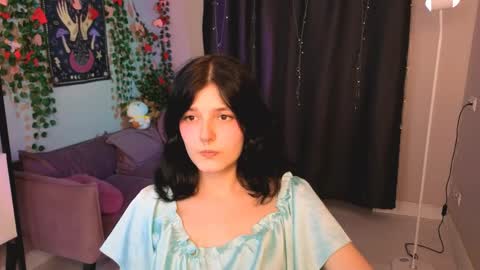 Yumi online show from April 5, 1:54 pm