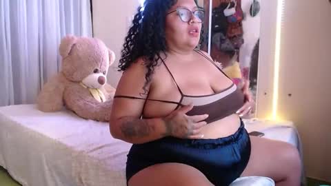 Snapshot of yvonn_jlove chatting on October 2, 2:49 am yvonn online show from October 2, 2:49 am