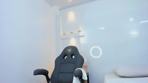 Zenda Evans online show from March 19, 3:44 am