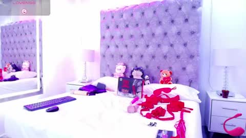 zoe  online show from June 11, 7:54 pm