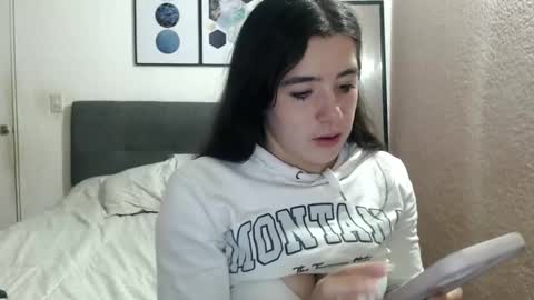 Snapshot of zoe_mill33r chatting on February 27, 4:31 am Zoe online show from February 27, 4:31 am