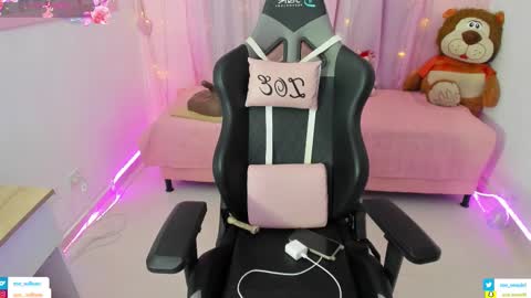 zoe_sullivan_ online show from November 6, 9:26 am