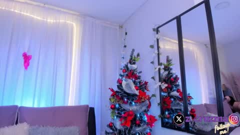 Snapshot of zoee_cruz chatting on December 21, 12:38 pm Camila online show from December 21, 12:38 pm