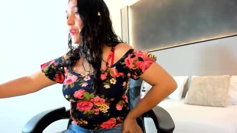 zoee_zi online show from November 3, 7:18 pm