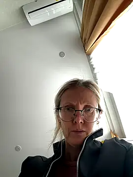Snapshot of angelmommu chatting on October 2, 7:13 am angelmommu online show from October 2, 7:13 am