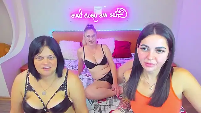 Snapshot of CrazyMilanka chatting on September 9, 8:14 am CrazyMilanka online show from September 9, 8:14 am