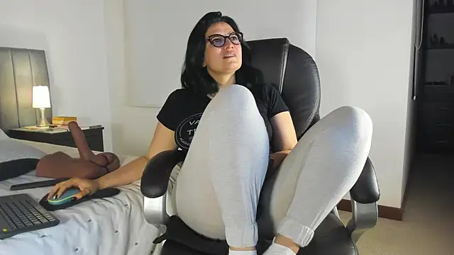 adriana71 online show from April 11, 6:30 am