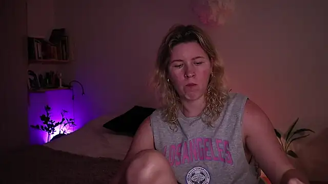 moonamii online show from December 3, 8:22 pm