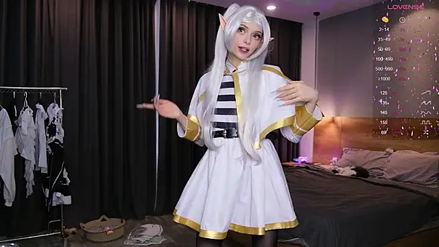 HolliWould  online show from December 14, 8:09 am