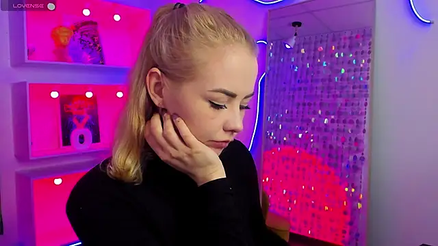 StephanieSweety online show from April 18, 7:07 pm