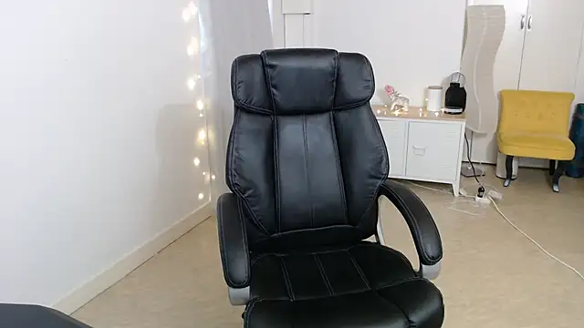 Crystal-dreamt online show from October 20, 9:01 am