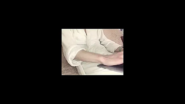 youlittlefriend online show from May 12, 8:55 am