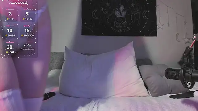 JuliaVangg 19 online show from March 2, 7:15 am