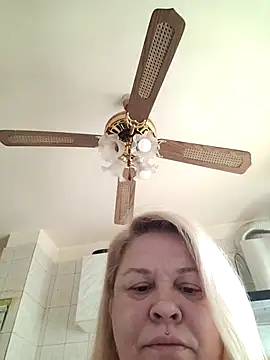 Snapshot of AriannaMilf chatting on October 18, 8:50 am AriannaMilf online show from October 18, 8:50 am