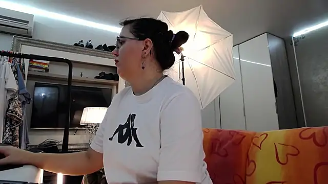 ILoveToFeelU online show from October 19, 9:50 pm