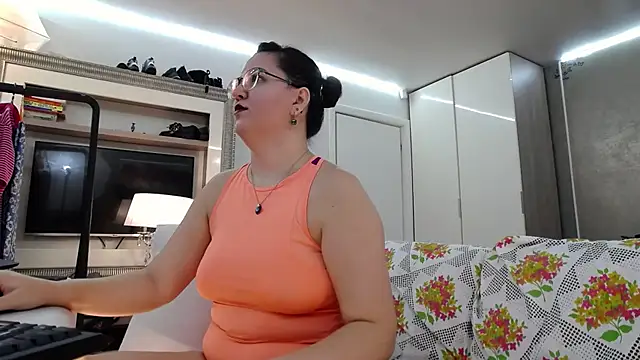 ILoveToFeelU online show from November 22, 6:43 pm