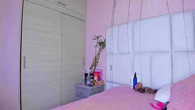 Snapshot of kiana_cream chatting on October 4, 2:32 pm kiana cream online show from October 4, 2:32 pm