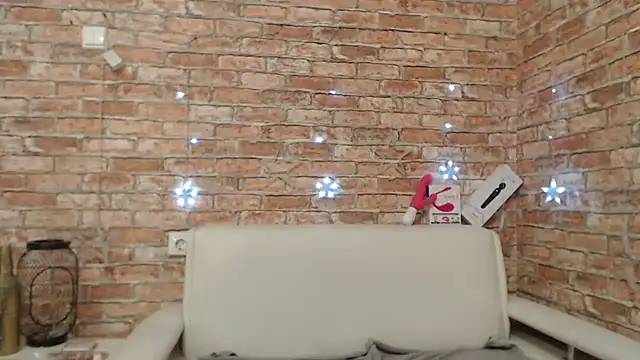 Amelia Kiss  online show from March 18, 1:10 am